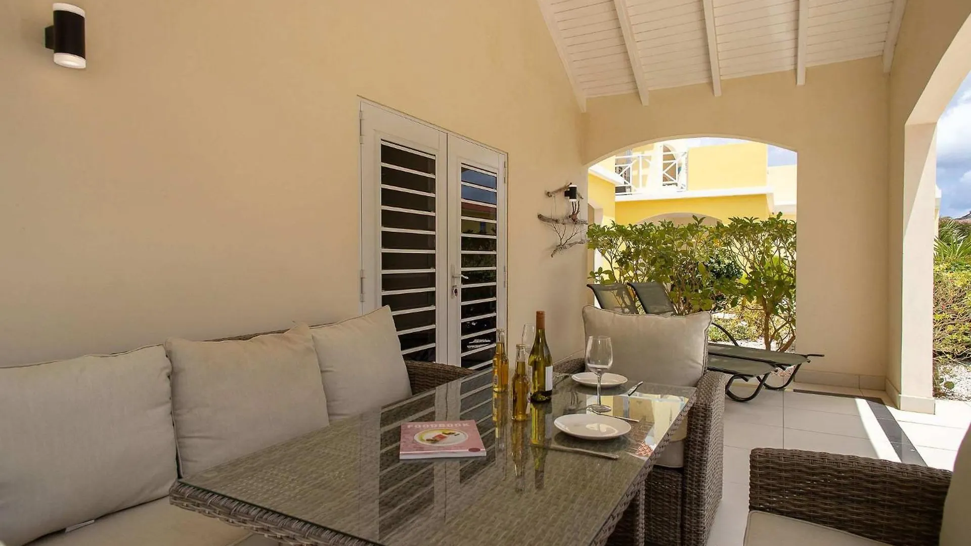 הקונטקטים של Caracara F1 Relax & Dive Resort Bonaire Village